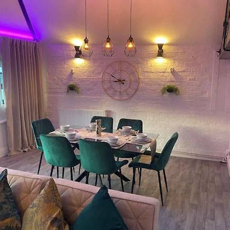 Lovely 2 Bedroom Penthouse Apartment In Chester - Free Parking!! Dış mekan fotoğraf
