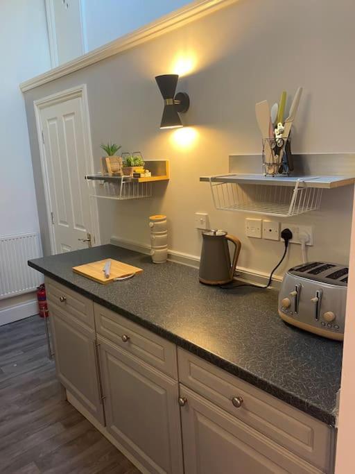 Lovely 2 Bedroom Penthouse Apartment In Chester - Free Parking!! Dış mekan fotoğraf