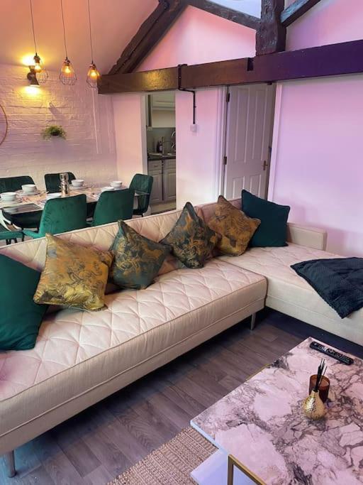 Lovely 2 Bedroom Penthouse Apartment In Chester - Free Parking!! Dış mekan fotoğraf