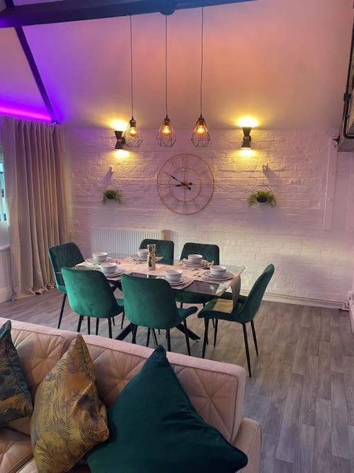Lovely 2 Bedroom Penthouse Apartment In Chester - Free Parking!! Dış mekan fotoğraf