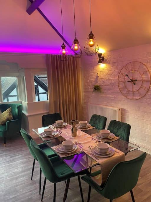 Lovely 2 Bedroom Penthouse Apartment In Chester - Free Parking!! Dış mekan fotoğraf