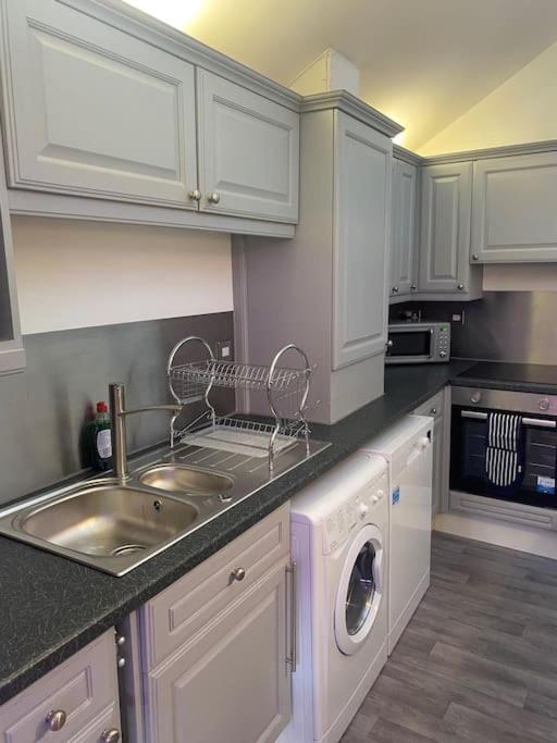 Lovely 2 Bedroom Penthouse Apartment In Chester - Free Parking!! Dış mekan fotoğraf