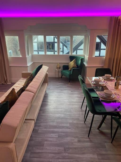 Lovely 2 Bedroom Penthouse Apartment In Chester - Free Parking!! Dış mekan fotoğraf